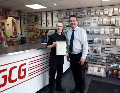 Jamie Cooper (l)from GCG Electrical Wholesalers, receiving his certificate of achievement from Branch Manager, Tim Follows (r)