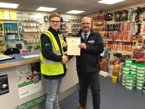 Edmundson, Rory Harrison (l), receiving his Distinction certificate of achievement from Branch Manager, Nigel Whitehouse (r)
